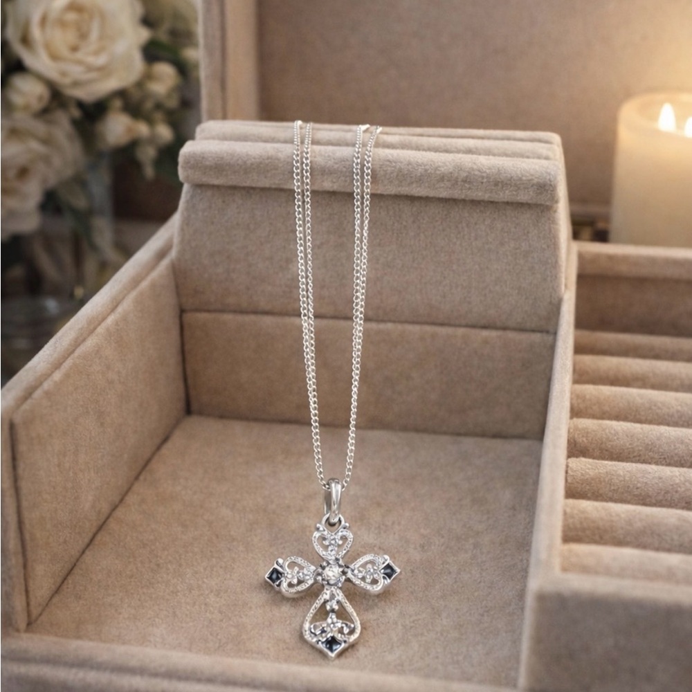 Elegant Silver Pendant Necklace